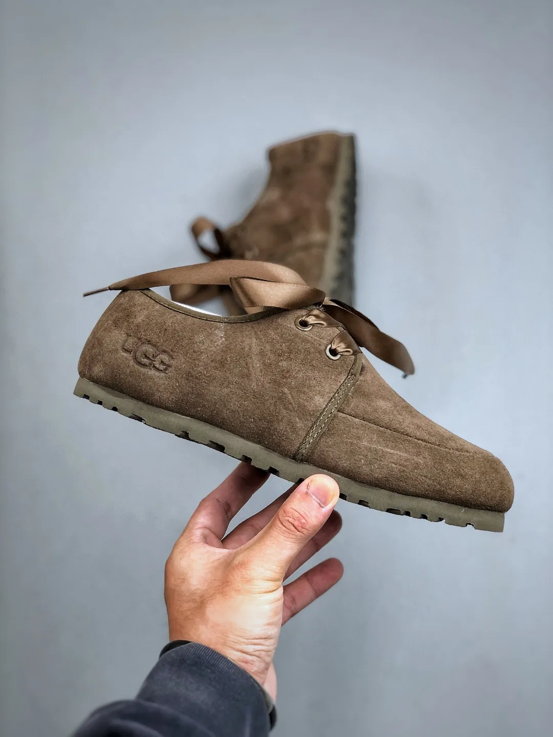 Local self-pickup 💰520 supports store release. The best-selling model on the entire network at the end of the year, UGG Mary Jane Mule slippers, 1.5CM thin sole, women's model, Xiaohongshu hot model, produced by a major foreign trade factory in Guangzhou, from toe to insole, real sheep fur, independent outer box packaging, craftsmanship, different from any version on the market, 1.5Ccm thin sole, independent original development of outsole, cashmere insole, keeping warm in winter, going out, and a very suitable choice for home use. This year uug launches a style series Partly catered to the preferences of young consumers, it has also moved to the forefront of fashion trends. Shoe body material: suede upper, 17mm UGGPURE™ implanted wool insole, lightweight non-slip and comfortable rubber outsole, with brand LOGO and trademark, with full packaging Size: 35-40
